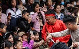 [ẢNH] Đầu xuân xem người đội trâu rơm đi cày, trai giả gái tung trấu gieo mạ...
